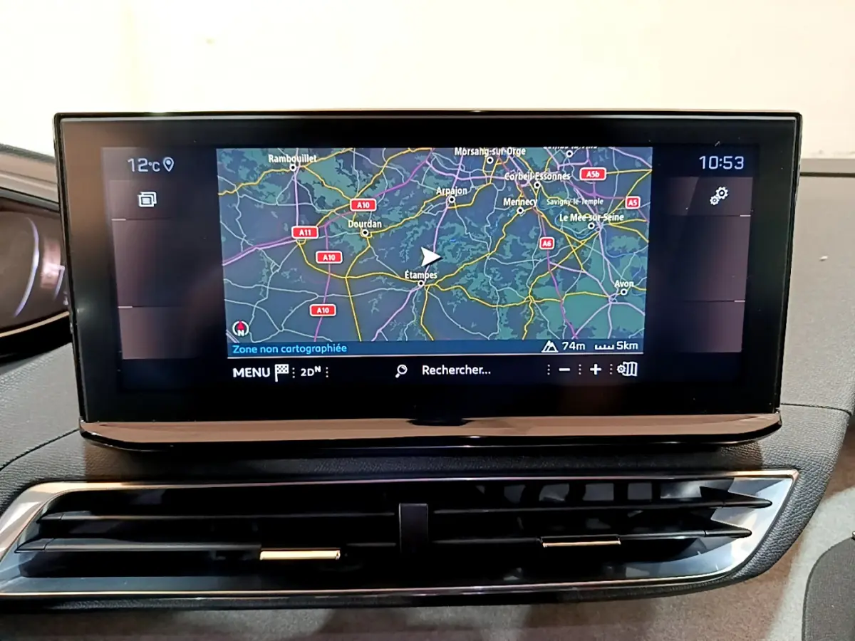 Écran tactile central du tableau de bord du Peugeot 5008 GT 2021 affichant la navigation GPS en couleur.