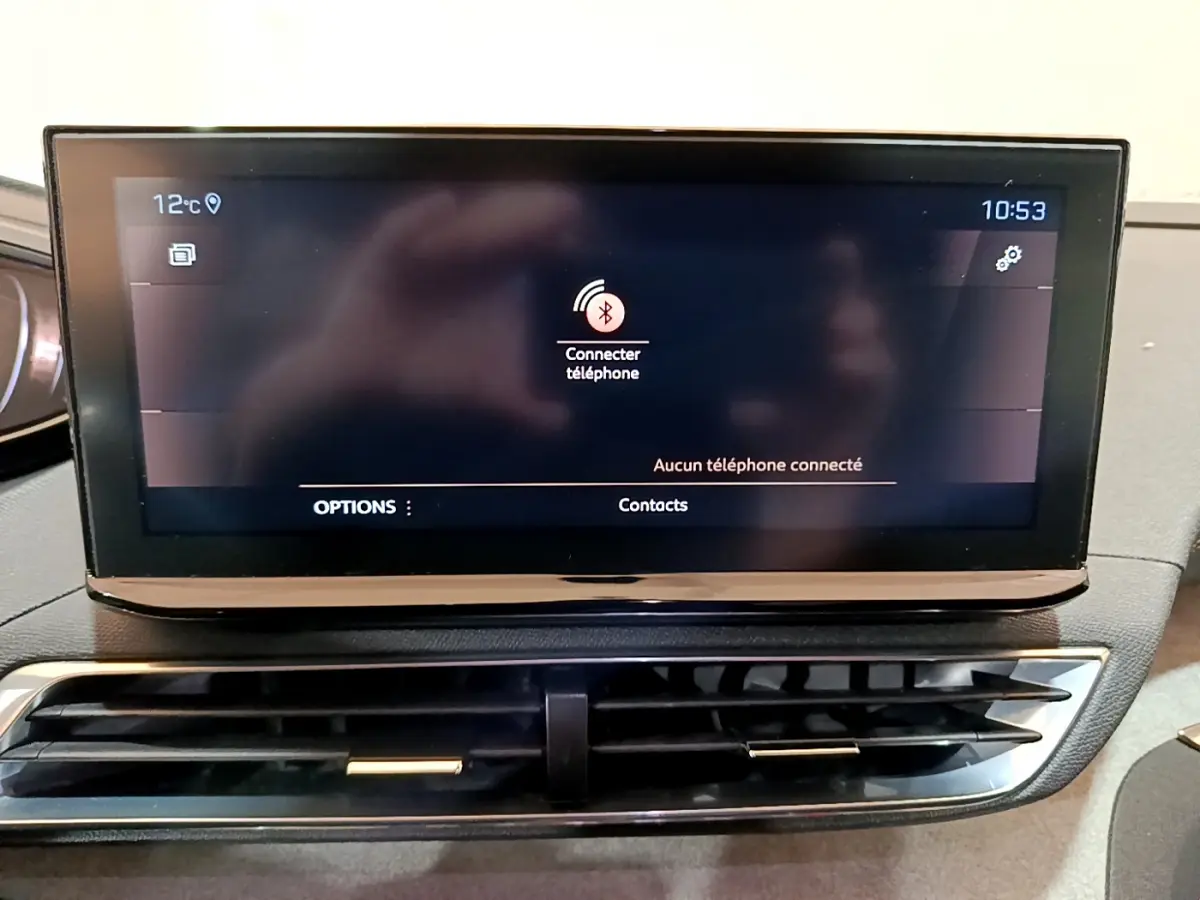 Écran tactile central affichant la connexion Bluetooth dans l'habitacle du Peugeot 5008 GT bleu de 2021.