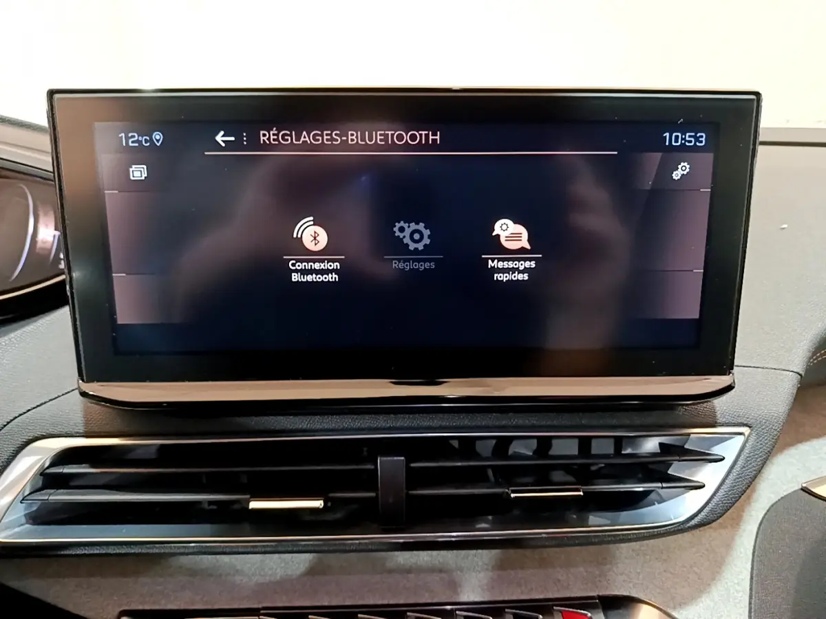 Écran tactile central affichant les réglages Bluetooth du Peugeot 5008 PureTech 130 S&S EAT8 GT, vue de face intérieure.