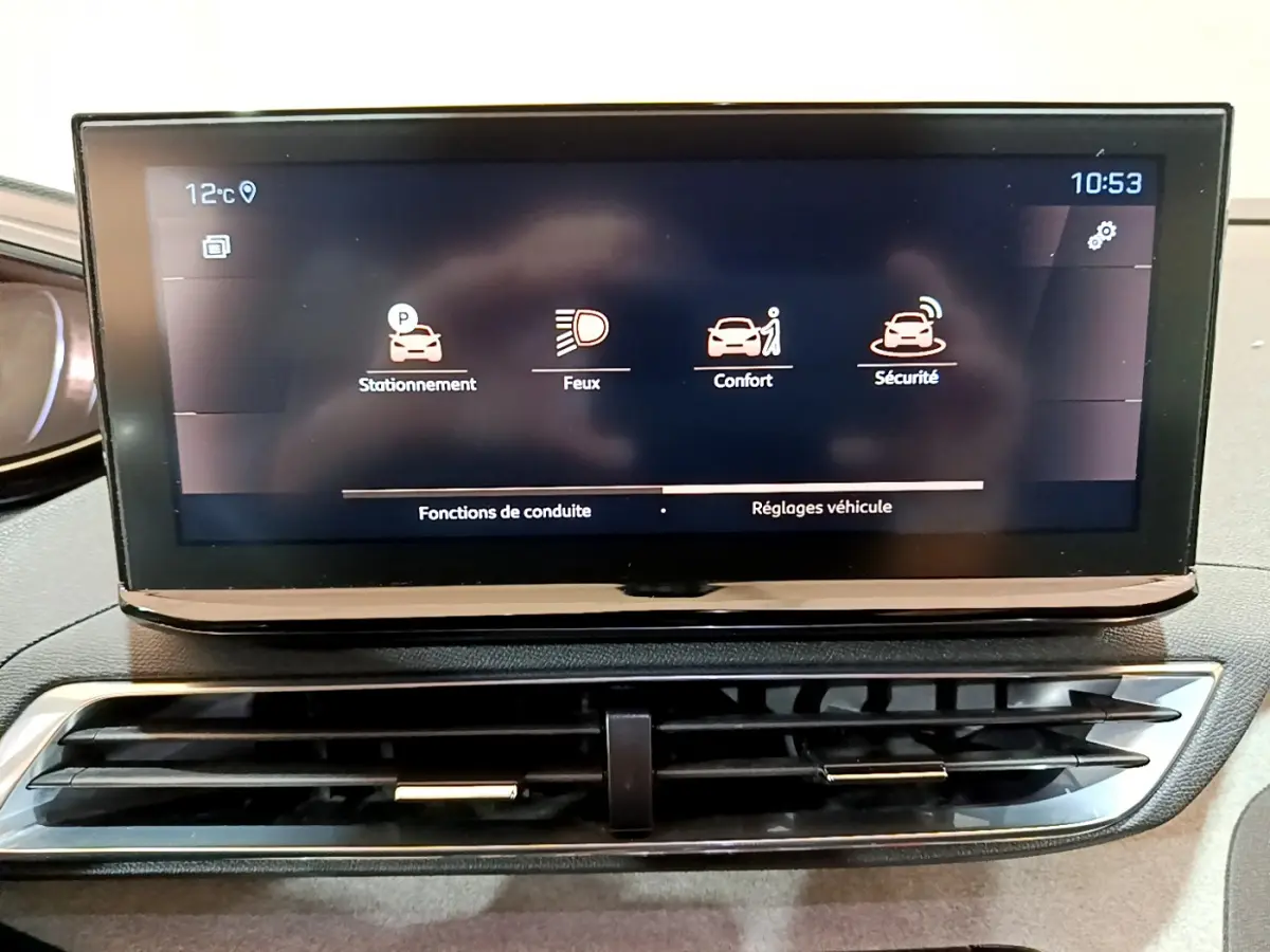 Écran tactile central affichant les réglages de conduite du Peugeot 5008 GT 2021, vue frontale intérieure.