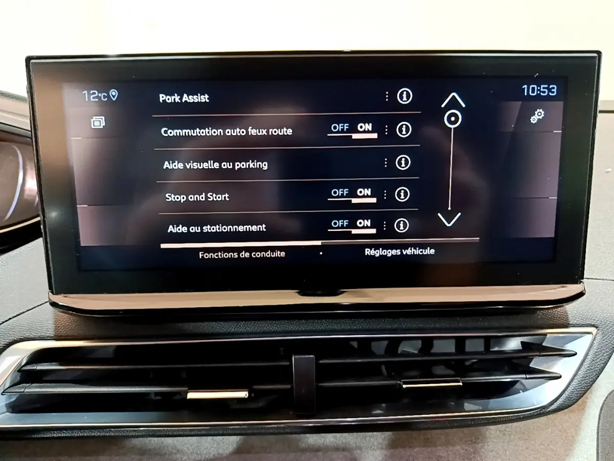 Écran tactile central du tableau de bord du Peugeot 5008 GT 2021 affichant les réglages d’aide au stationnement.