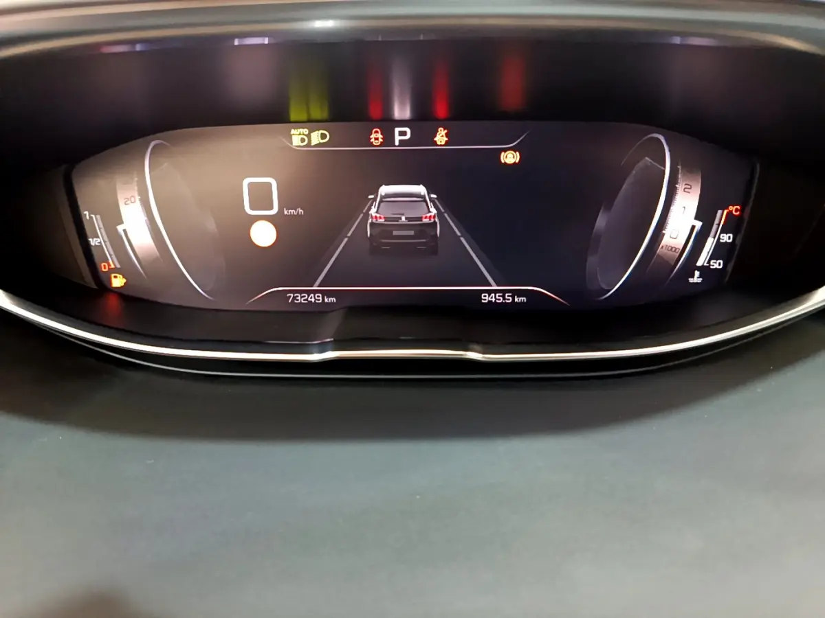 Tableau de bord numérique du Peugeot 5008 GT 2021 affichant la vue arrière du véhicule en stationnement.