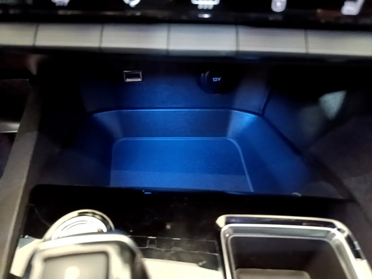Espace de rangement avant éclairé en bleu avec prise USB et prise 12V dans le Peugeot 5008 GT 2021.