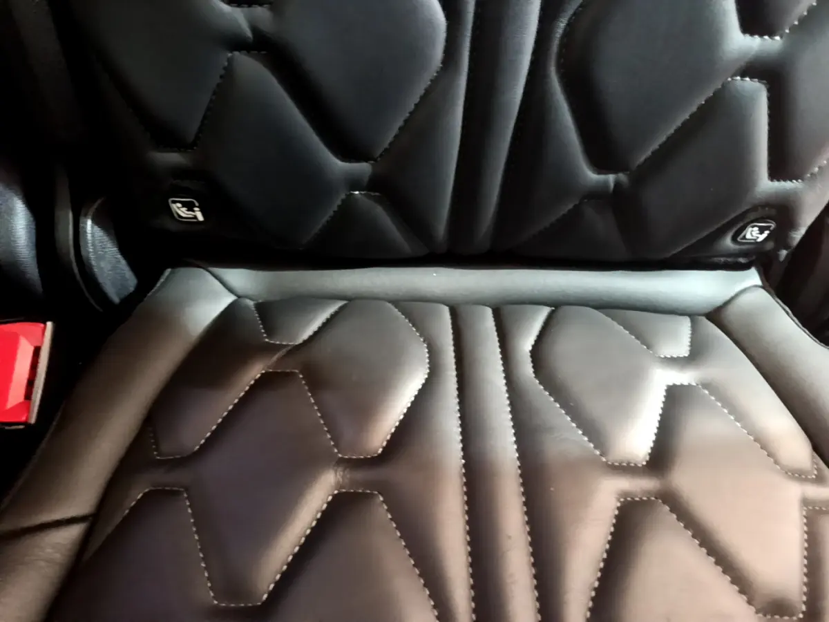 Gros plan sur la banquette arrière en cuir noir du Peugeot 5008 GT 2021 avec logos Isofix visibles.