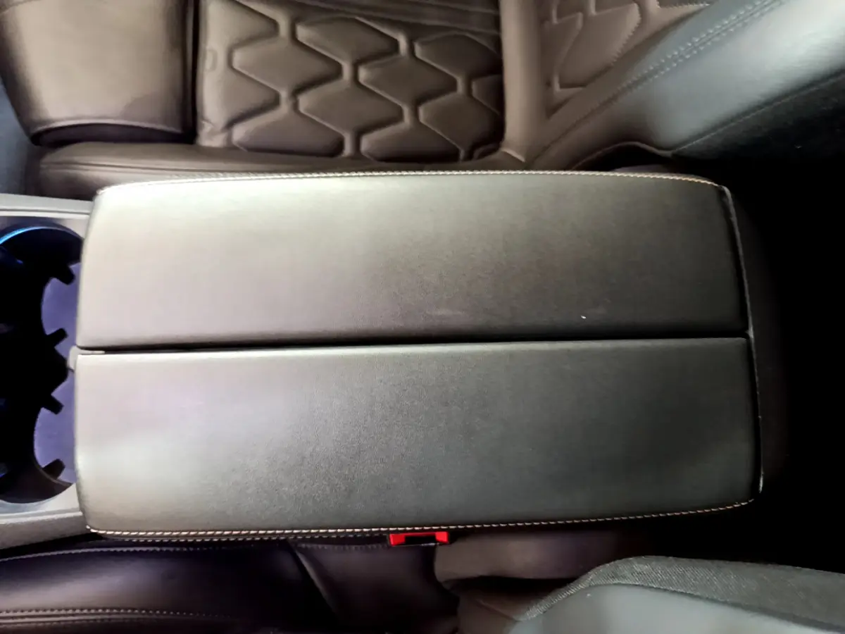 Accoudoir central en cuir noir avec surpiqûres blanches, sièges avant en cuir noir du Peugeot 5008 GT 2021.