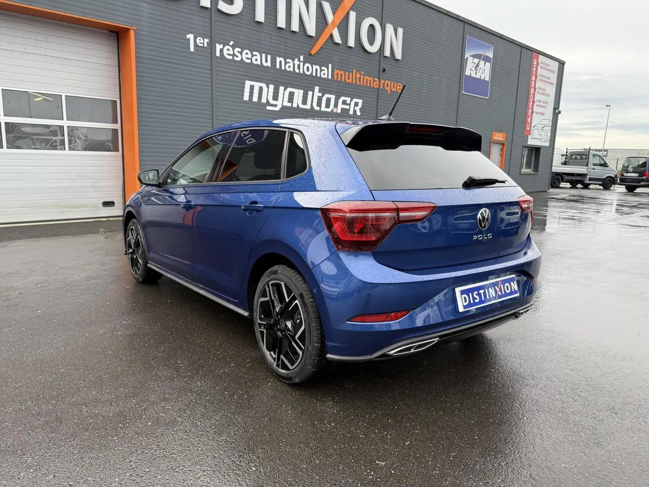 Volkswagen Polo bleu récif métallisé vue 3/4 arrière droit avec jantes alliage et vitres surteintées.