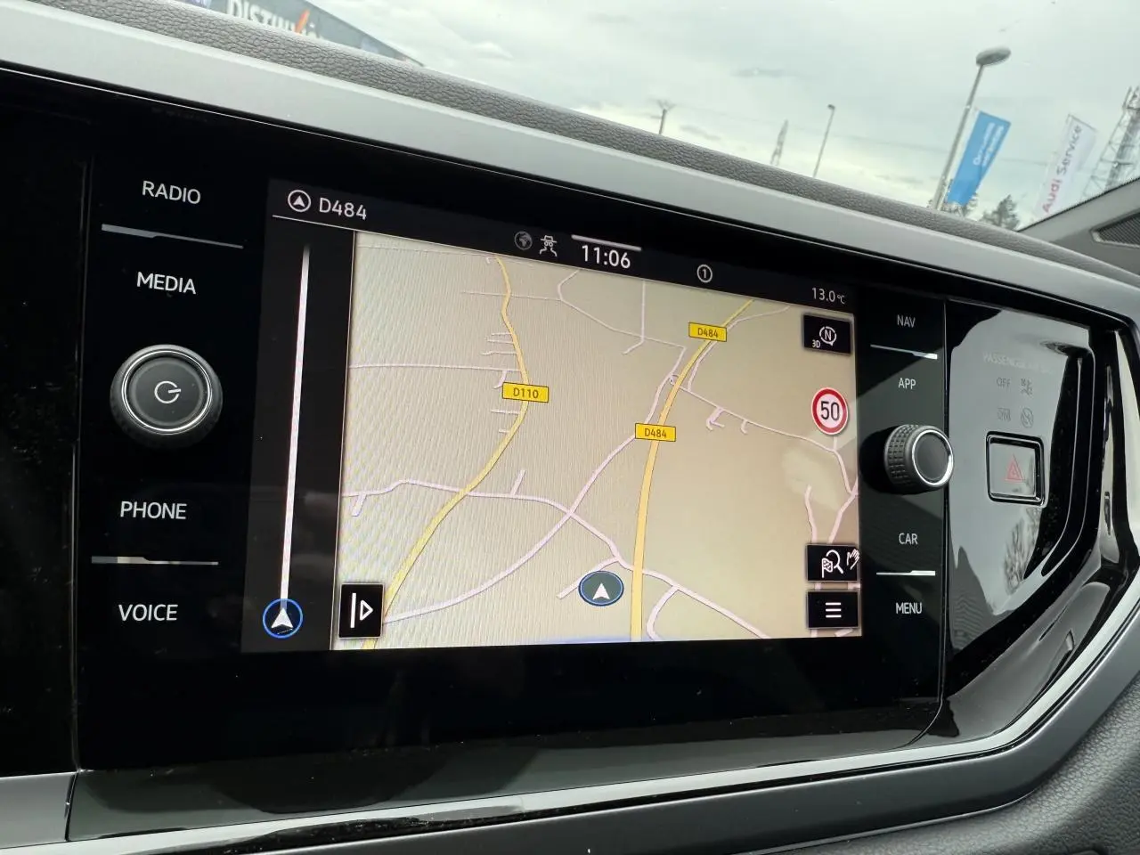 Écran tactile 8 pouces du système de navigation de la Volkswagen Polo 2025 en vue rapprochée intérieure.
