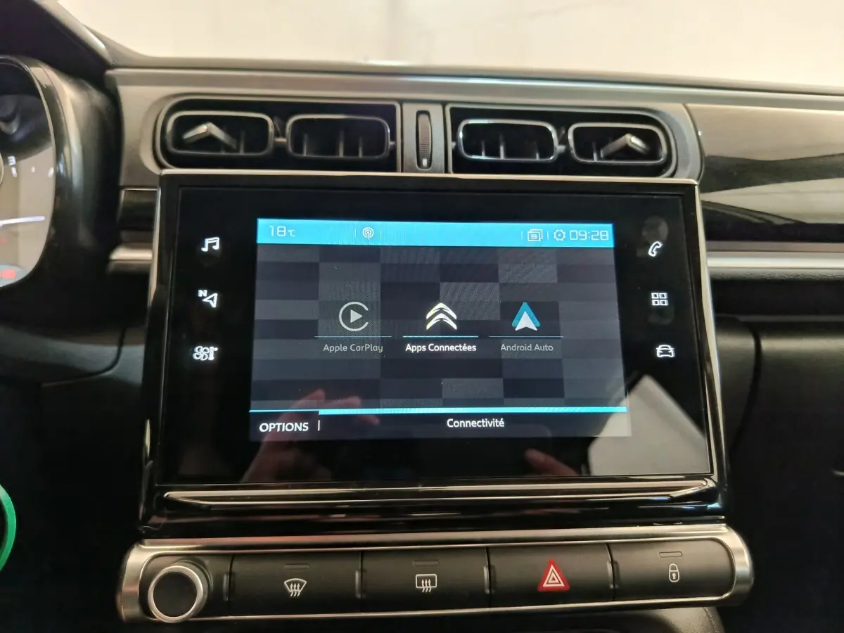 Vue rapprochée de l'écran tactile central noir de la Citroën C3 blanche, affichant Apple CarPlay et Android Auto.