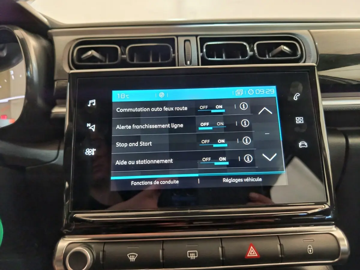 Écran tactile central de la Citroën C3 blanc, vue rapprochée du tableau de bord avec réglages activés.
