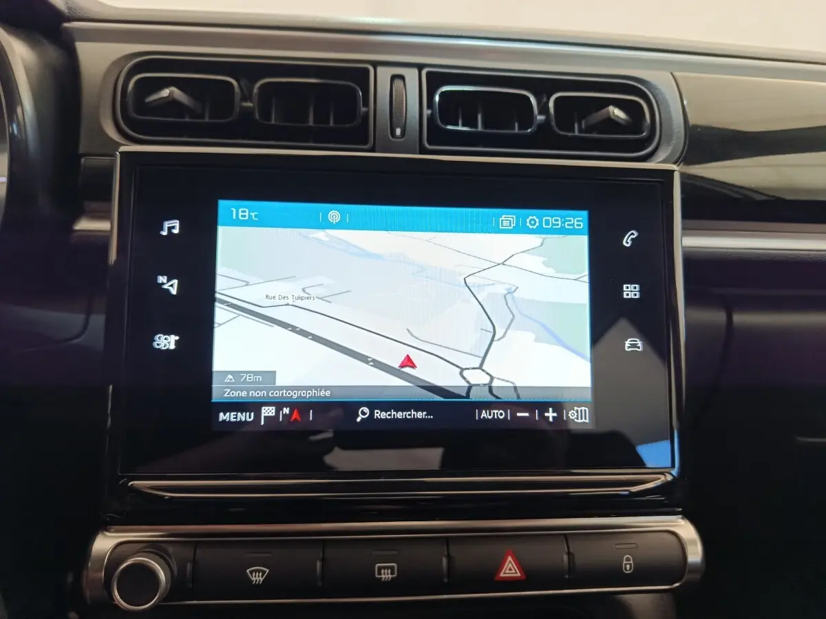 Écran tactile central du tableau de bord de la Citroën C3 PureTech 83 blanc, affichant la navigation 3D.