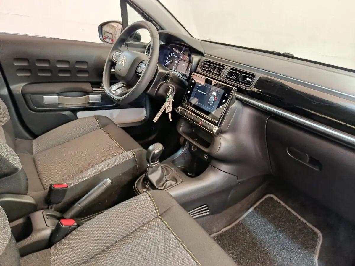 Intérieur de la Citroën C3 2020 vu côté conducteur, tableau de bord noir avec écran tactile 7 pouces et volant multifonctions.