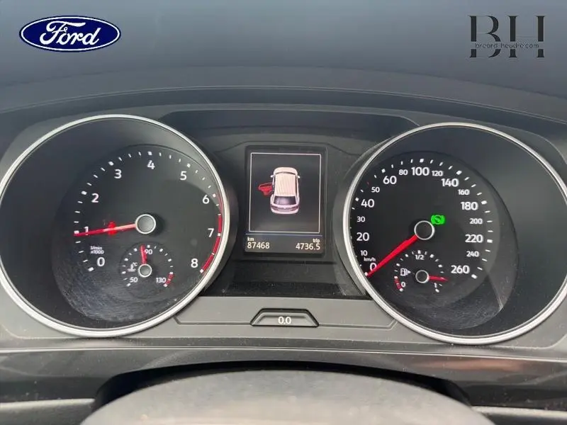 Tableau de bord du Volkswagen Tiguan 1.5 TSI 2021, affichage numérique central et compte-tours à gauche, compteur vitesse à droite.