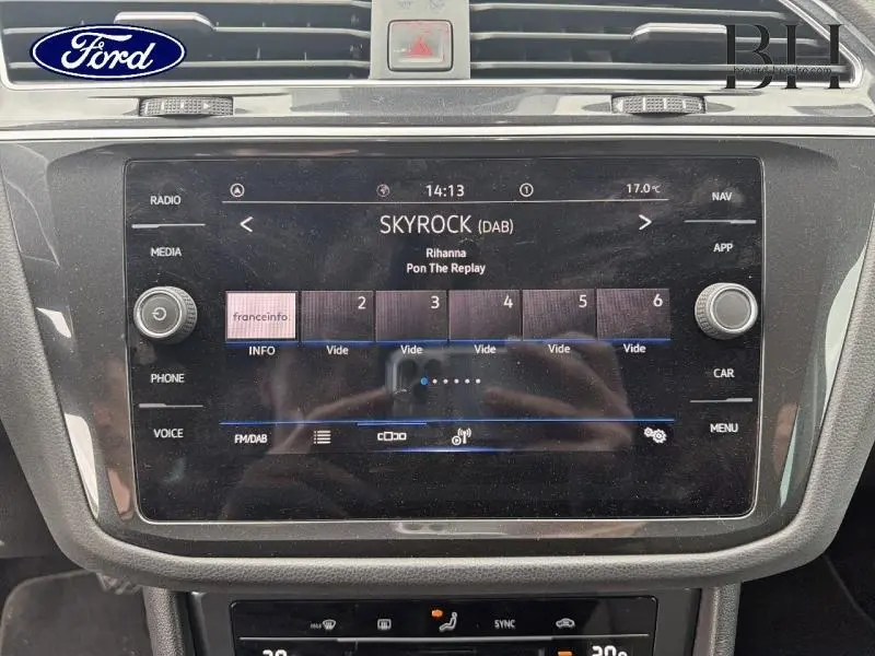 Écran tactile central du Volkswagen Tiguan 1.5 TSI 2021 affichant la radio Skyrock, vue frontale intérieure.