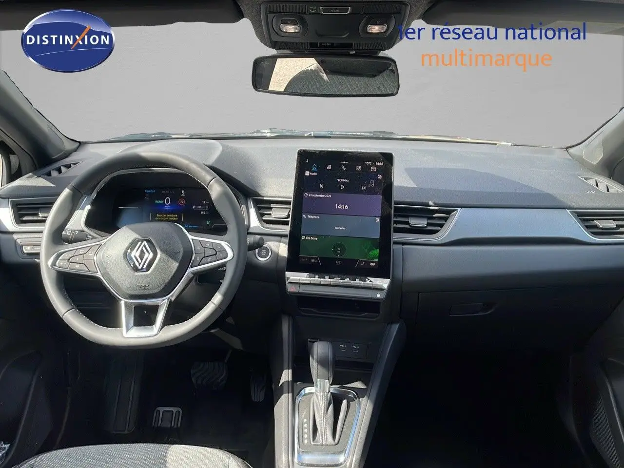 Vue intérieure avant du Renault Captur 2025, tableau de bord noir avec écran tactile vertical et volant multifonction.