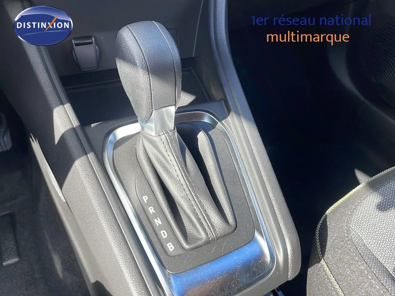 Le levier de vitesses automatique en cuir noir du Renault Captur 2025, vue rapprochée de la console centrale.
