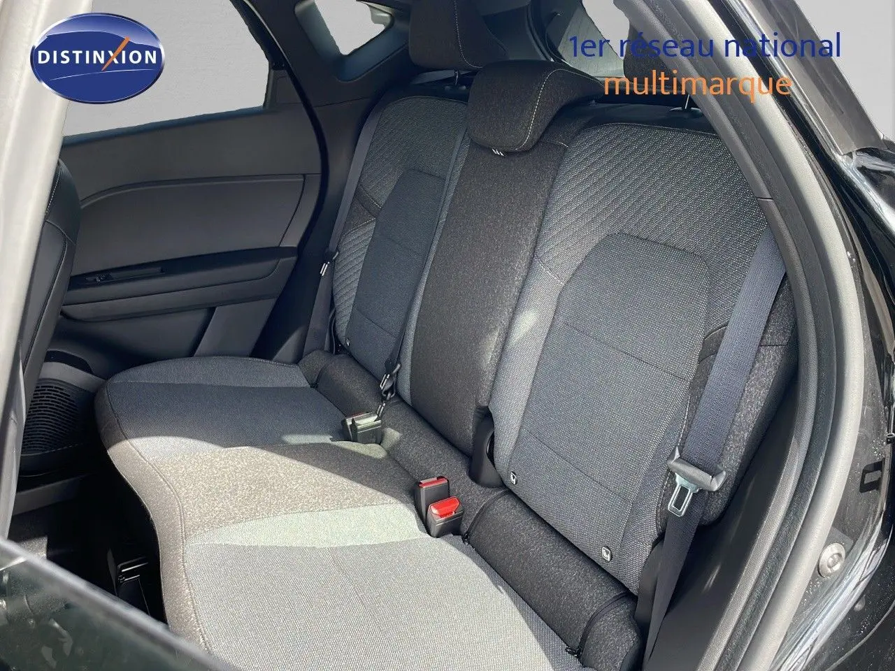 Vue intérieure côté droit des sièges arrière en tissu gris du Renault Captur 2025 noir étoile métal avec toit gris.