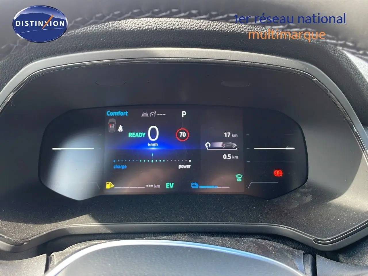 Vue rapprochée du tableau de bord numérique du Renault Captur 2025 affichant la vitesse, mode hybride et indicateurs de conduite.