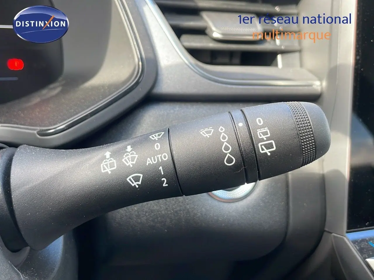 Gros plan sur la commande des essuie-glaces du Renault Captur 2025, intérieur noir avec détails gris.
