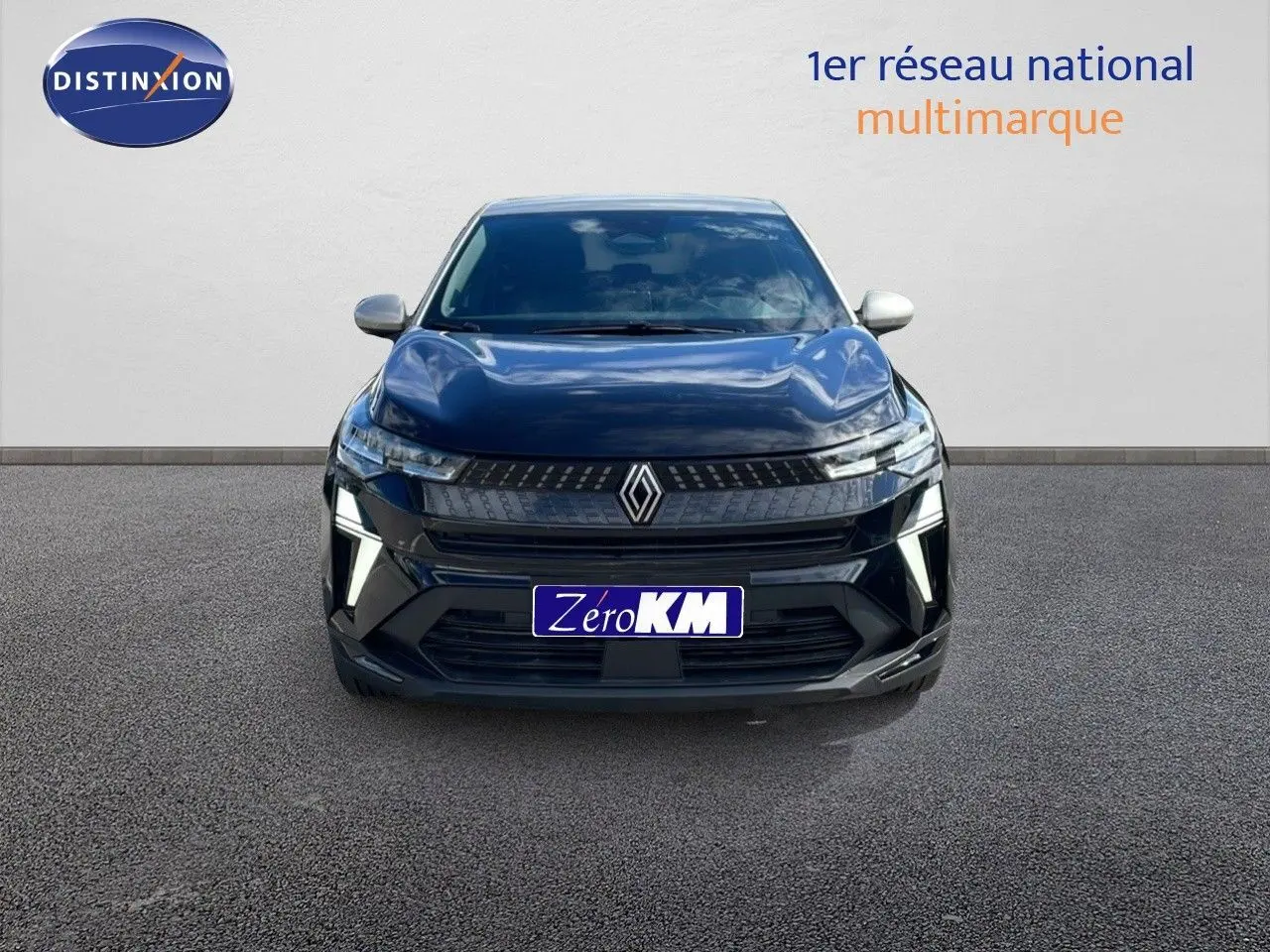 Renault Captur 2025 noir étoile métal vue de face avec calandre distinctive et phares LED allumés.