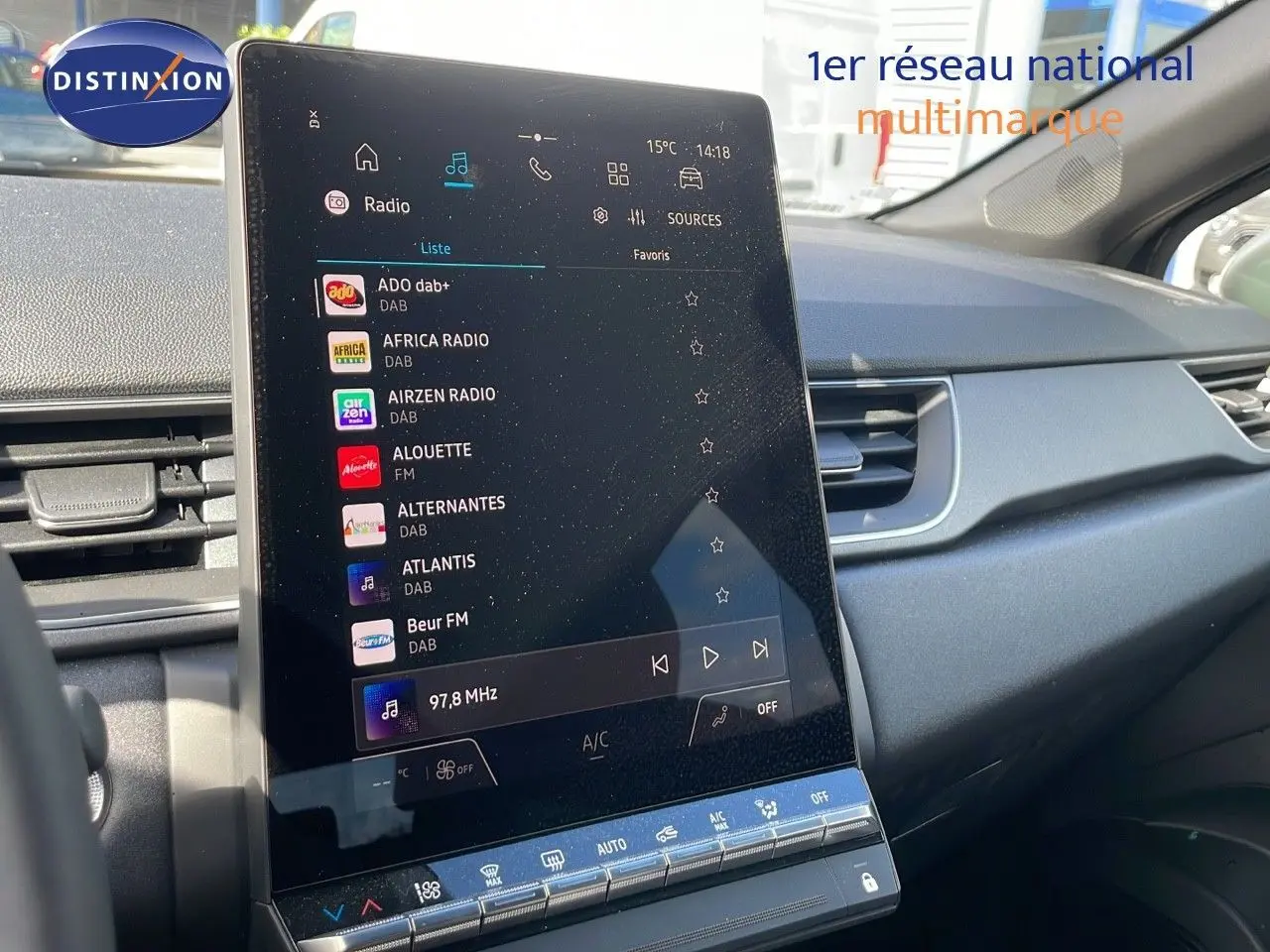 Vue intérieure du tableau de bord du Renault Captur 2025, avec écran tactile central affichant les radios numériques.