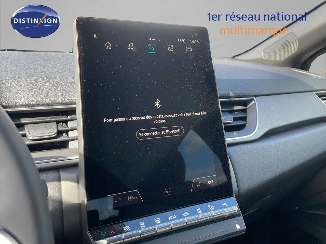 Vue intérieure du tableau de bord du Renault Captur 2025, avec écran tactile central vertical affichant la connexion Bluetooth.