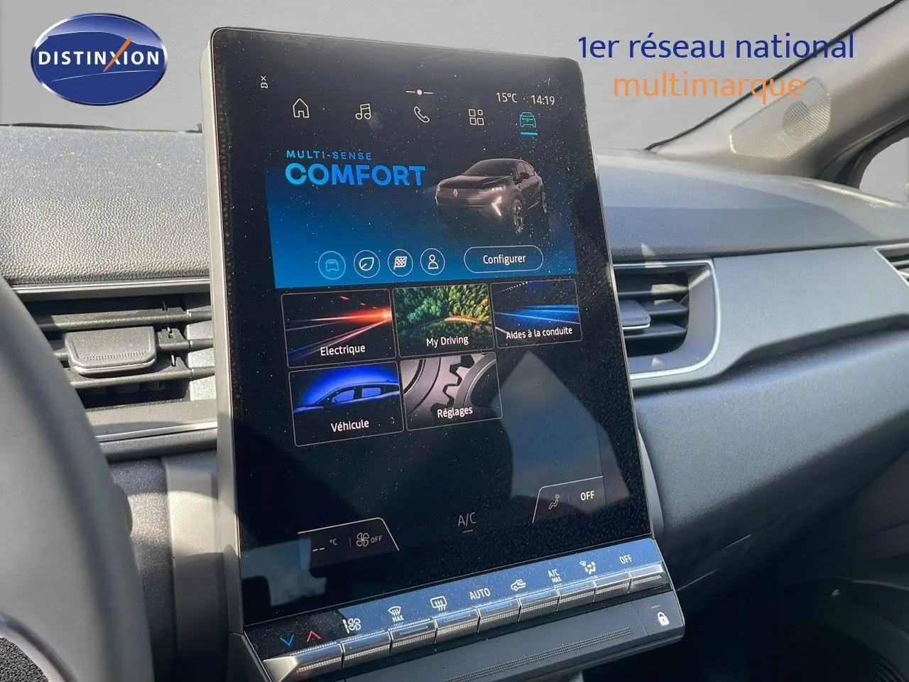 Écran tactile central vertical du Renault Captur 2025, affichant le mode de conduite Comfort dans un intérieur gris.