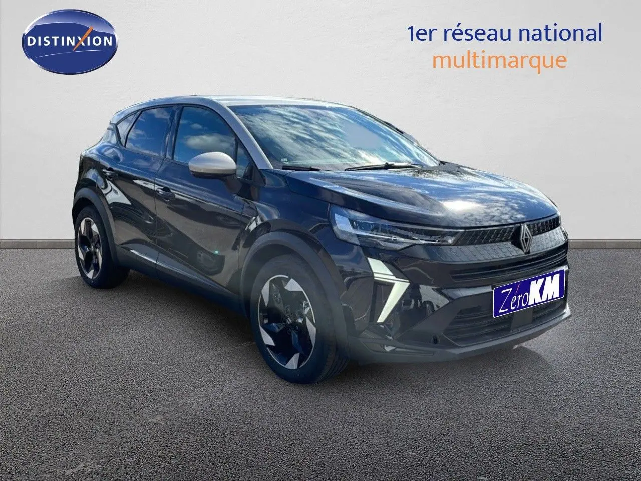 Renault Captur 2025 noir étoile métal avec toit gris, vue 3/4 avant droit mettant en valeur ses feux LED distinctifs.