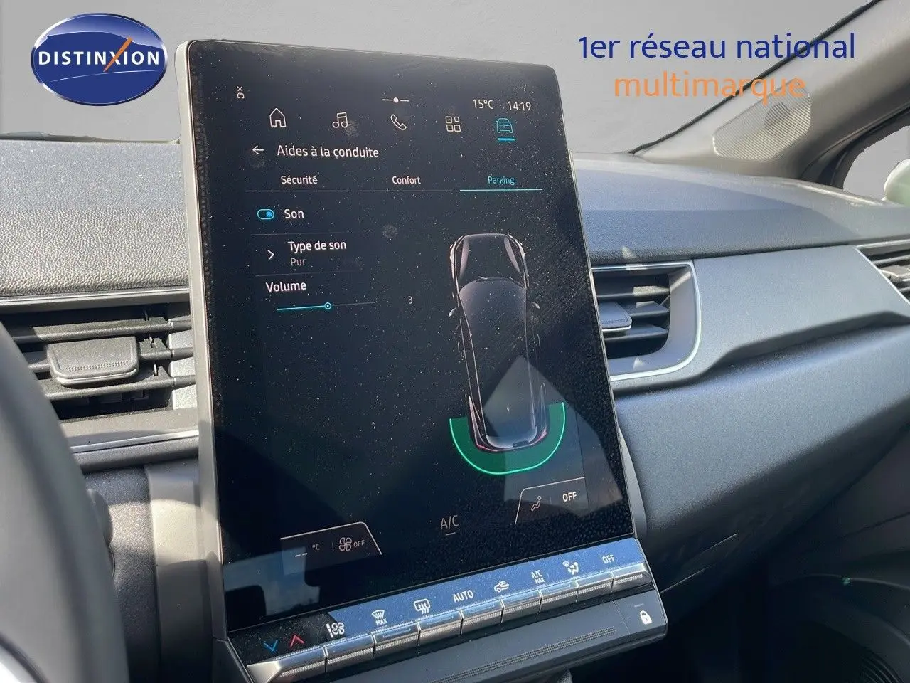 Écran tactile central affichant les aides à la conduite dans l’habitacle du Renault Captur noir étoile métal avec toit gris.