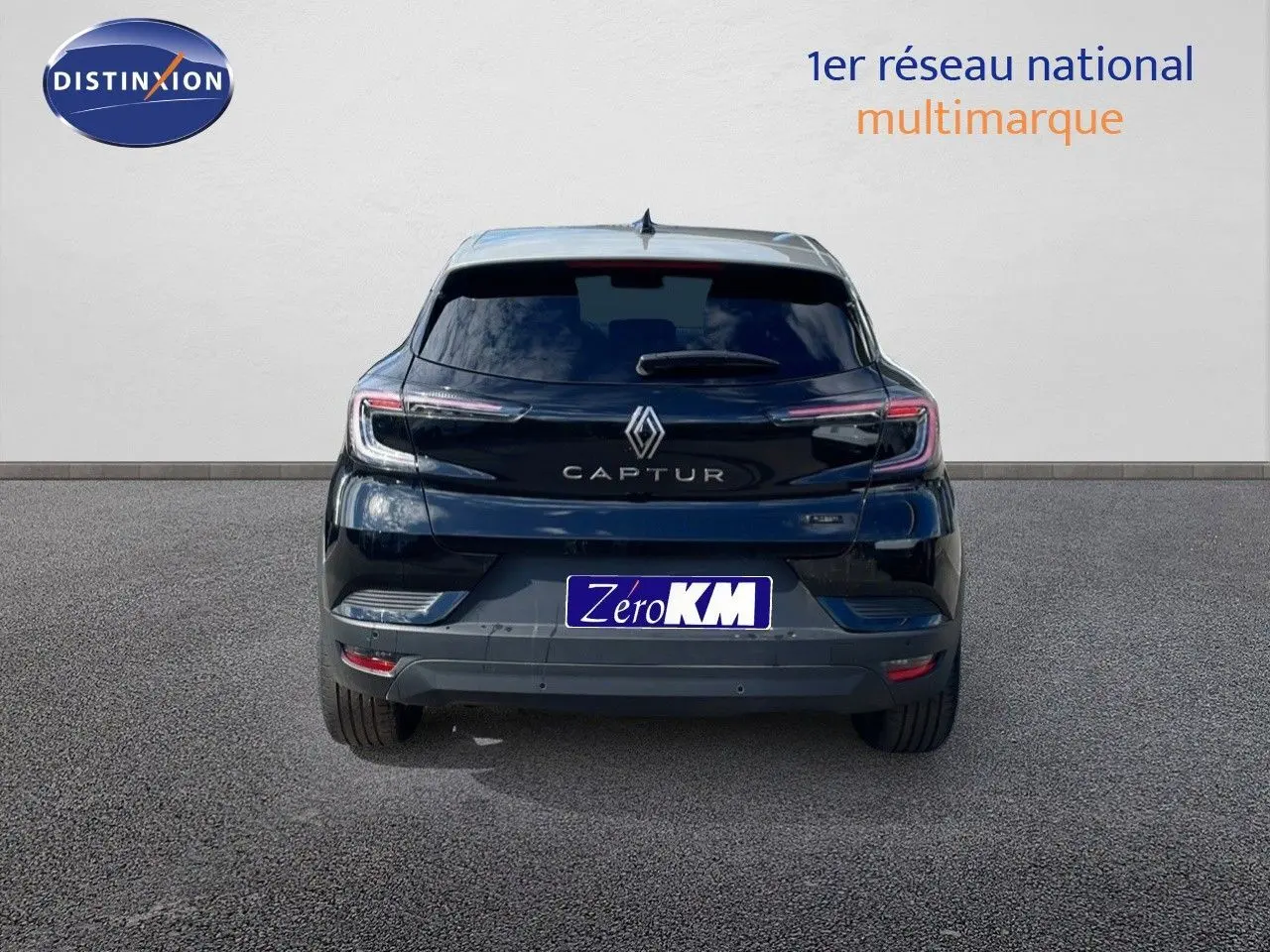 Vue arrière d'un Renault Captur noir étoile métal avec toit gris, mettant en valeur ses feux LED et son logo central.
