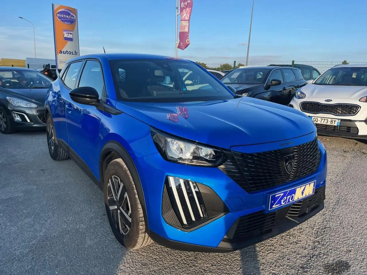 Peugeot 2008 bleu Vertigo Metal en 3/4 avant droit, avec calandre noire et feux LED distinctifs.