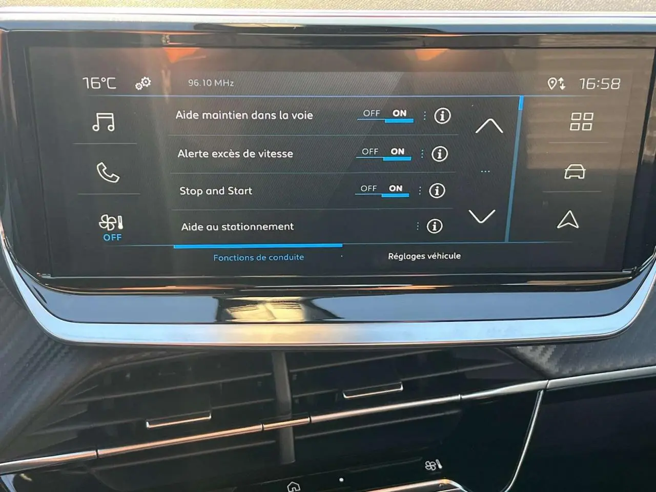 Écran tactile du tableau de bord du Peugeot 2008 2024 affichant les réglages d'aides à la conduite.