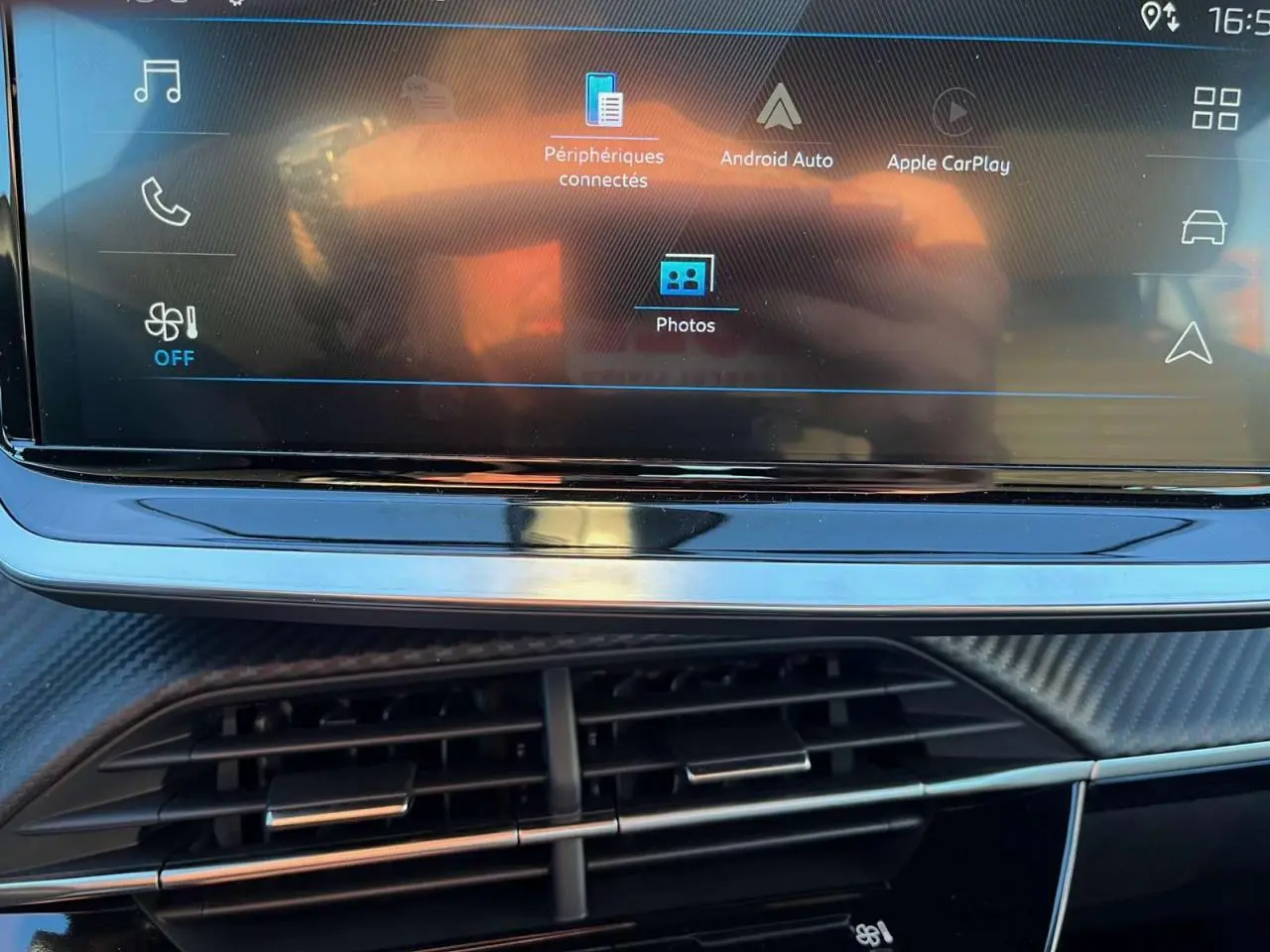 Écran tactile central avec interface Android Auto et Apple CarPlay sur le tableau de bord d'une Peugeot 2008 2024.
