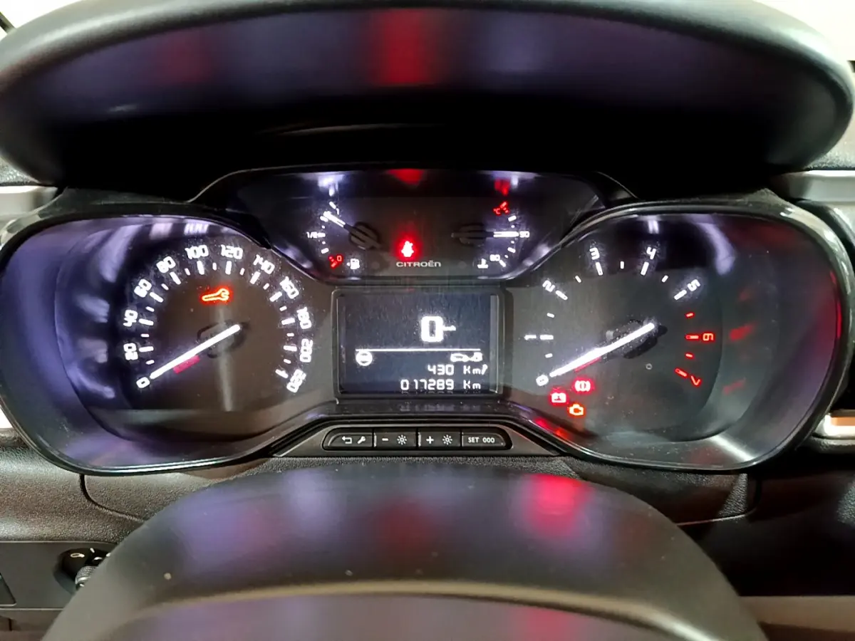 Tableau de bord de Citroën C3 PureTech 83 2022, vue frontale du combiné d'instruments avec affichage numérique et voyants allumés.