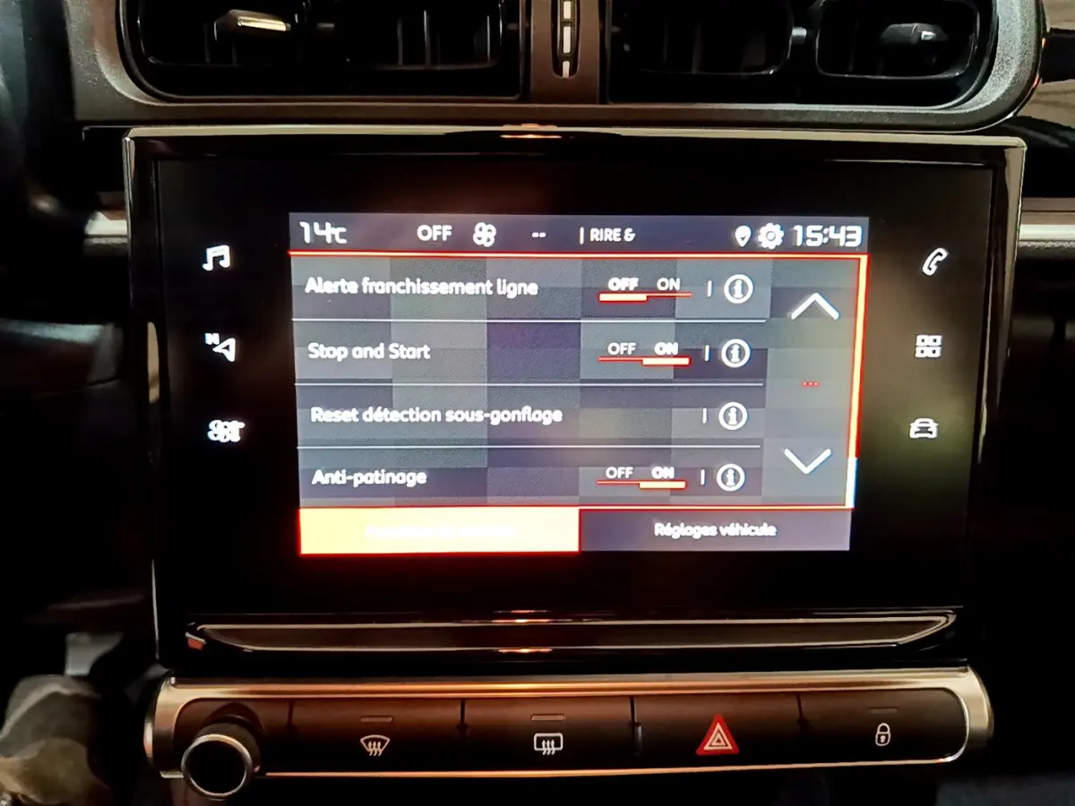 Écran tactile central de la Citroën C3 beige 2022 affichant les réglages d'alerte franchissement de ligne et antipatinage.