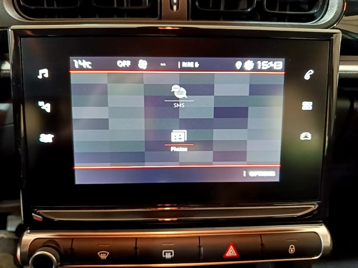 Écran tactile central affichant les options SMS et Photos dans l'habitacle d'une Citroën C3 beige 2022.