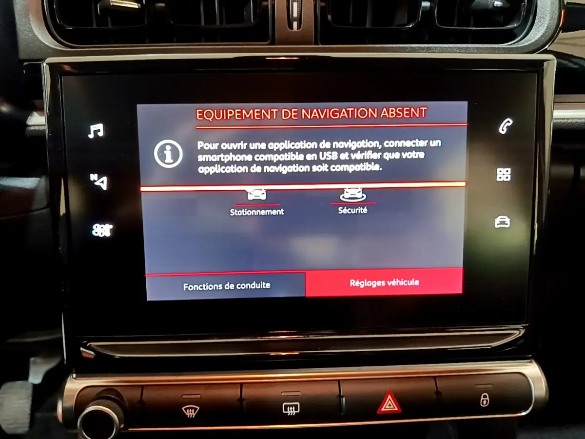 Écran tactile central de la Citroën C3 beige 2022 affichant un message d'absence de navigation.