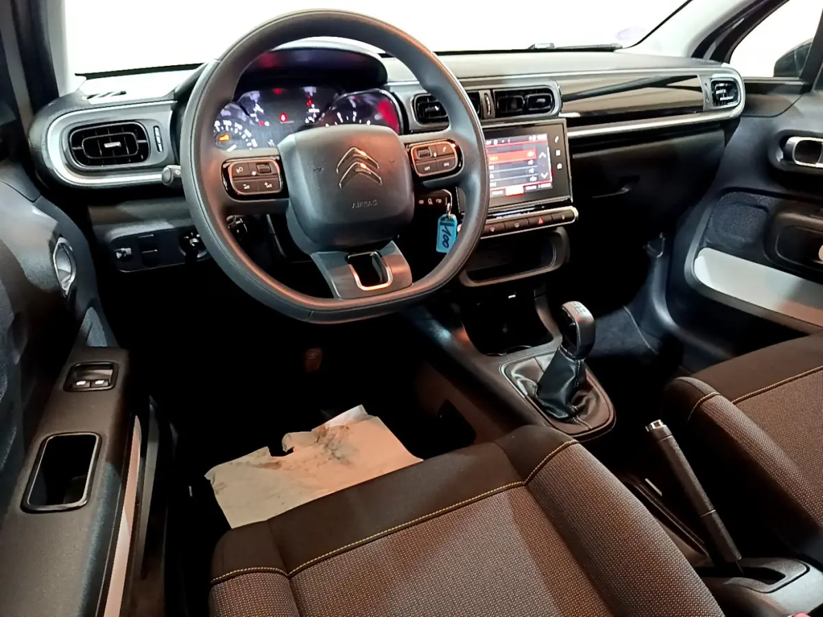 Vue intérieure avant de la Citroën C3 beige 2022, volant multifonctions, écran tactile 7 pouces et boîte manuelle.