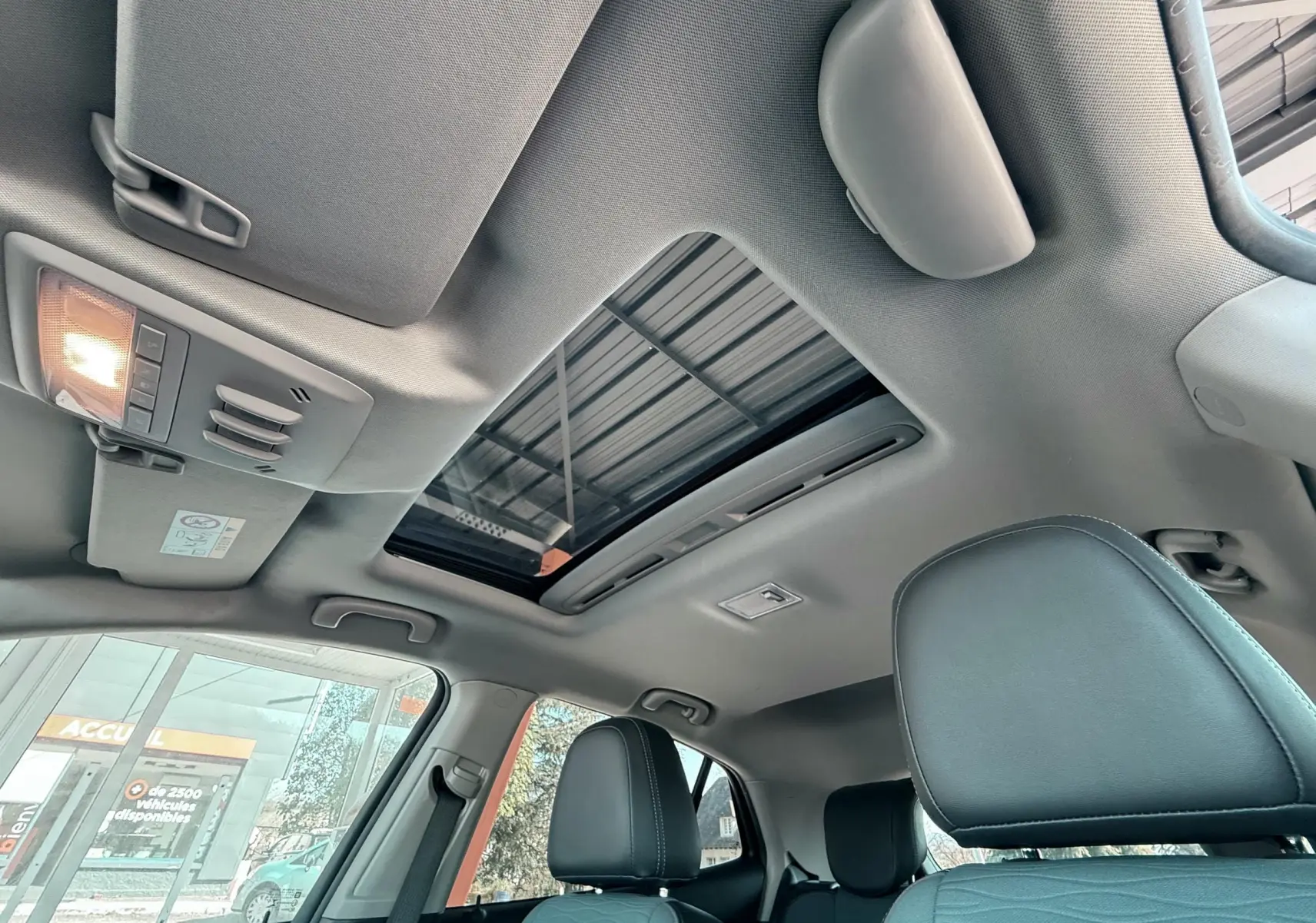 Vue intérieure du toit ouvrant panoramique et des sièges avant en cuir noir de l’Opel Mokka X 2016.