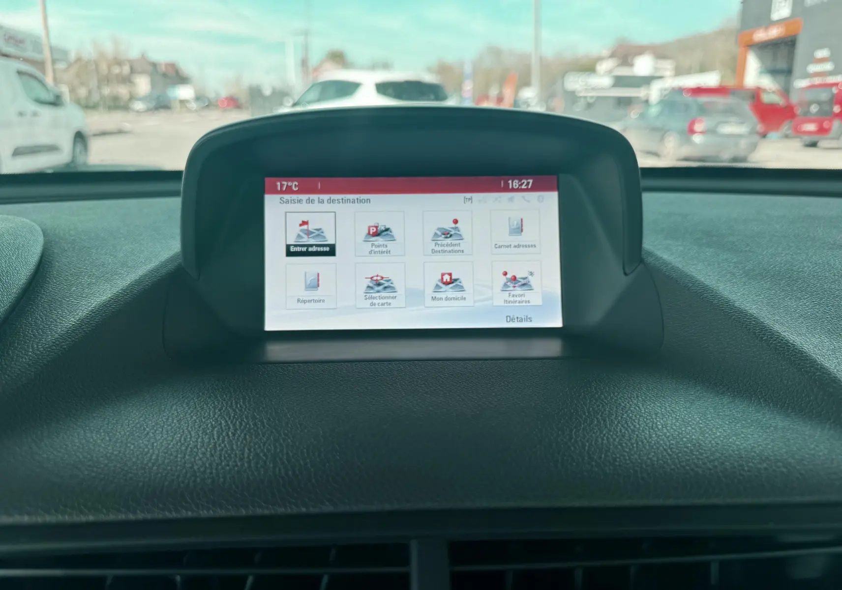 Écran central du système de navigation de l’Opel Mokka X 2016, affichant le menu de saisie de destination.