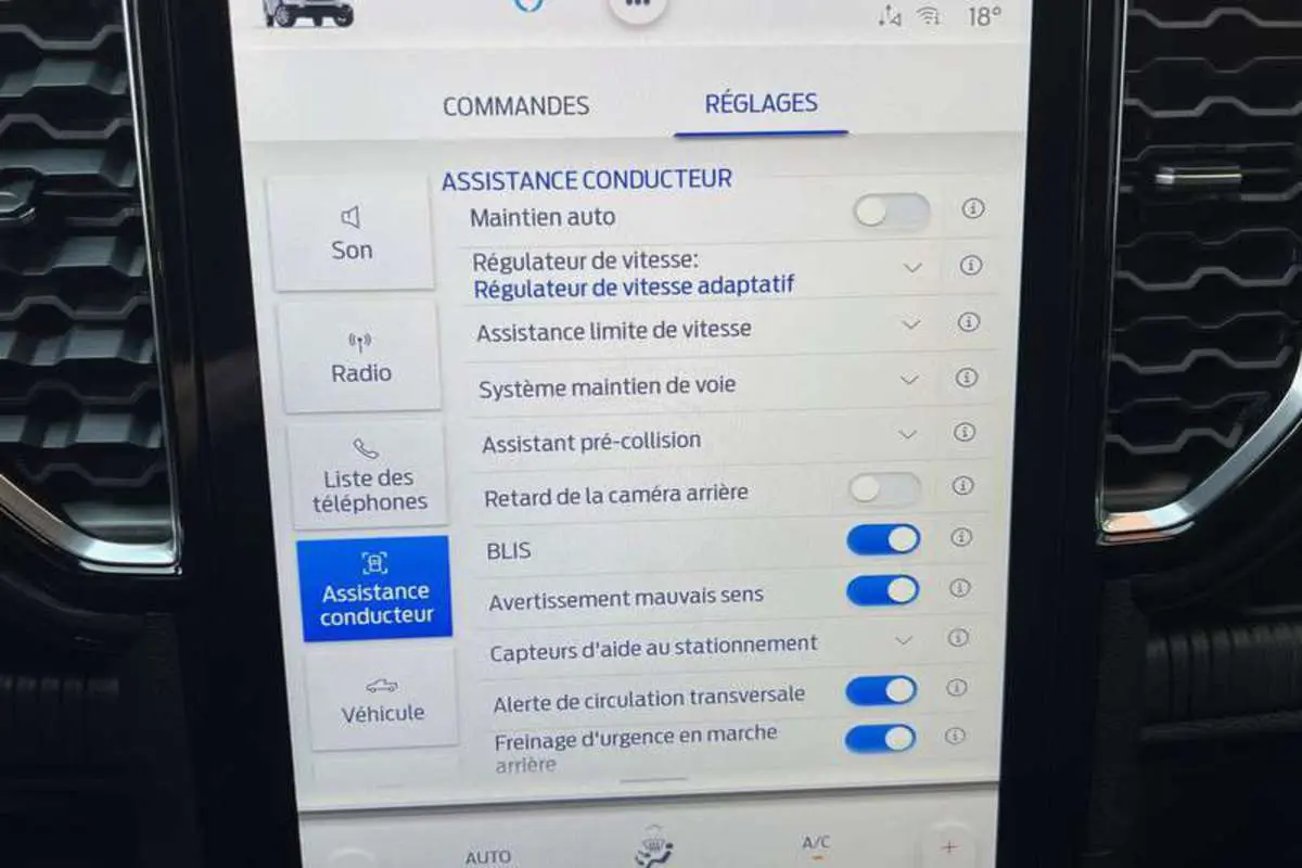 Écran tactile intérieur du Ford Ranger 3.0 V6 Wildtrak Plus affichant les réglages d'assistance conducteur.