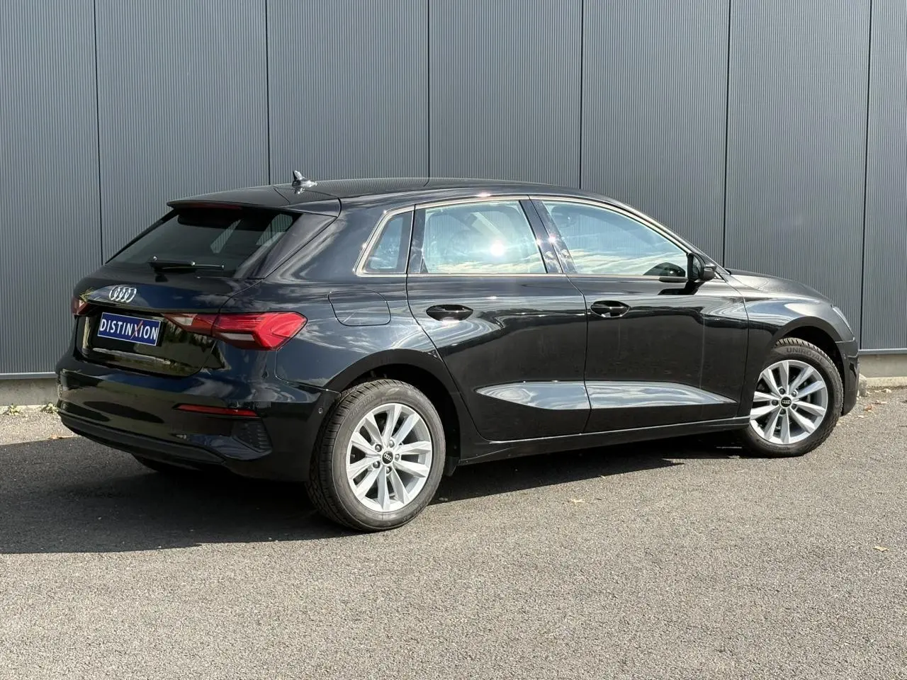 Audi A3 Sportback noir Mythe vue de profil côté droit, mettant en valeur ses jantes alliage 16 pouces et lignes épurées.