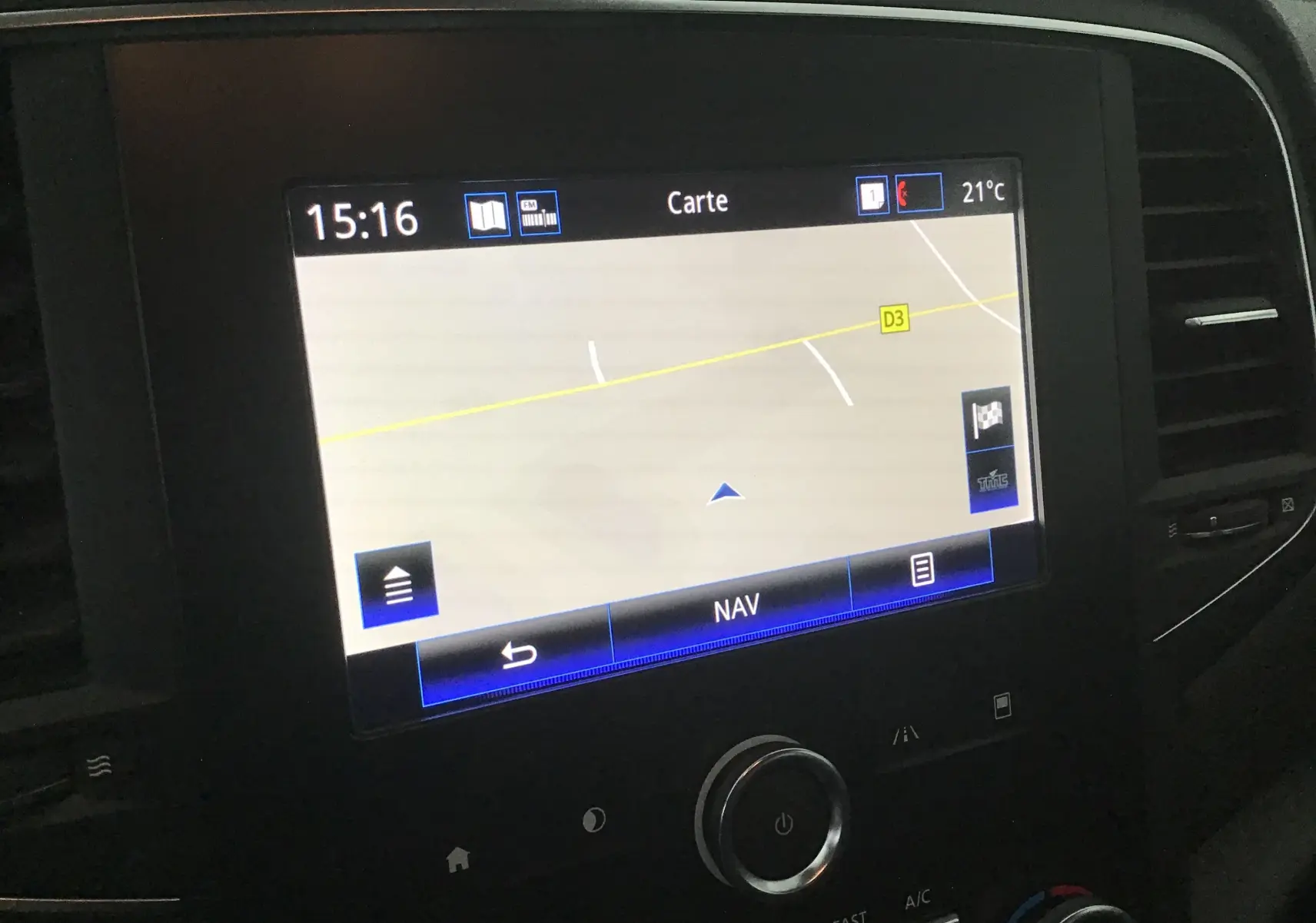 Écran tactile du système de navigation GPS de la Renault Mégane IV Berline, affichant une carte routière.