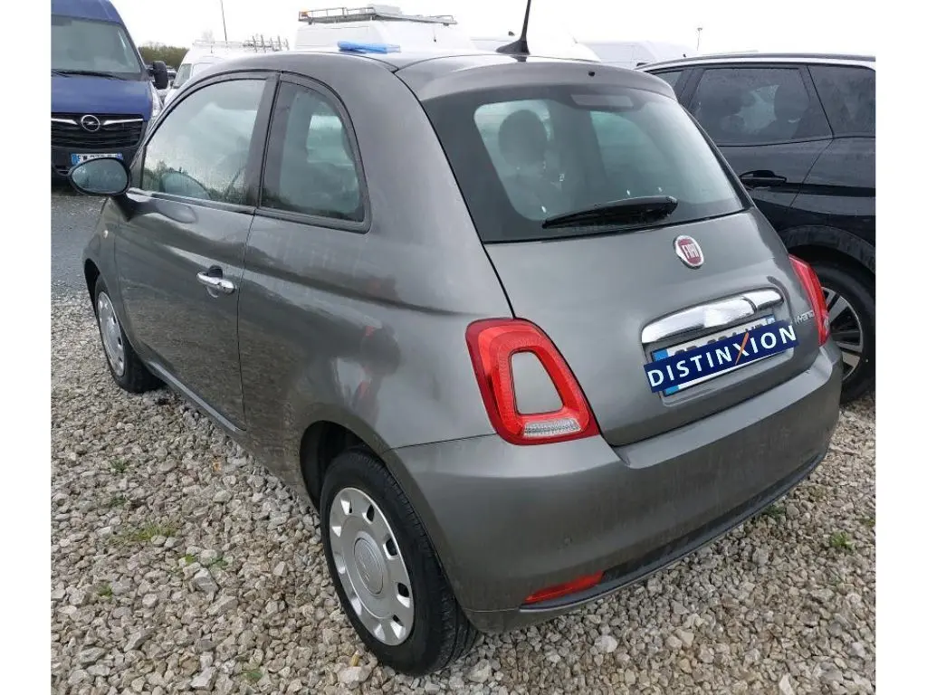 Vue 3/4 arrière droite d'une Fiat 500 gris Electroclash 2023 avec feux arrière distinctifs et jantes acier.