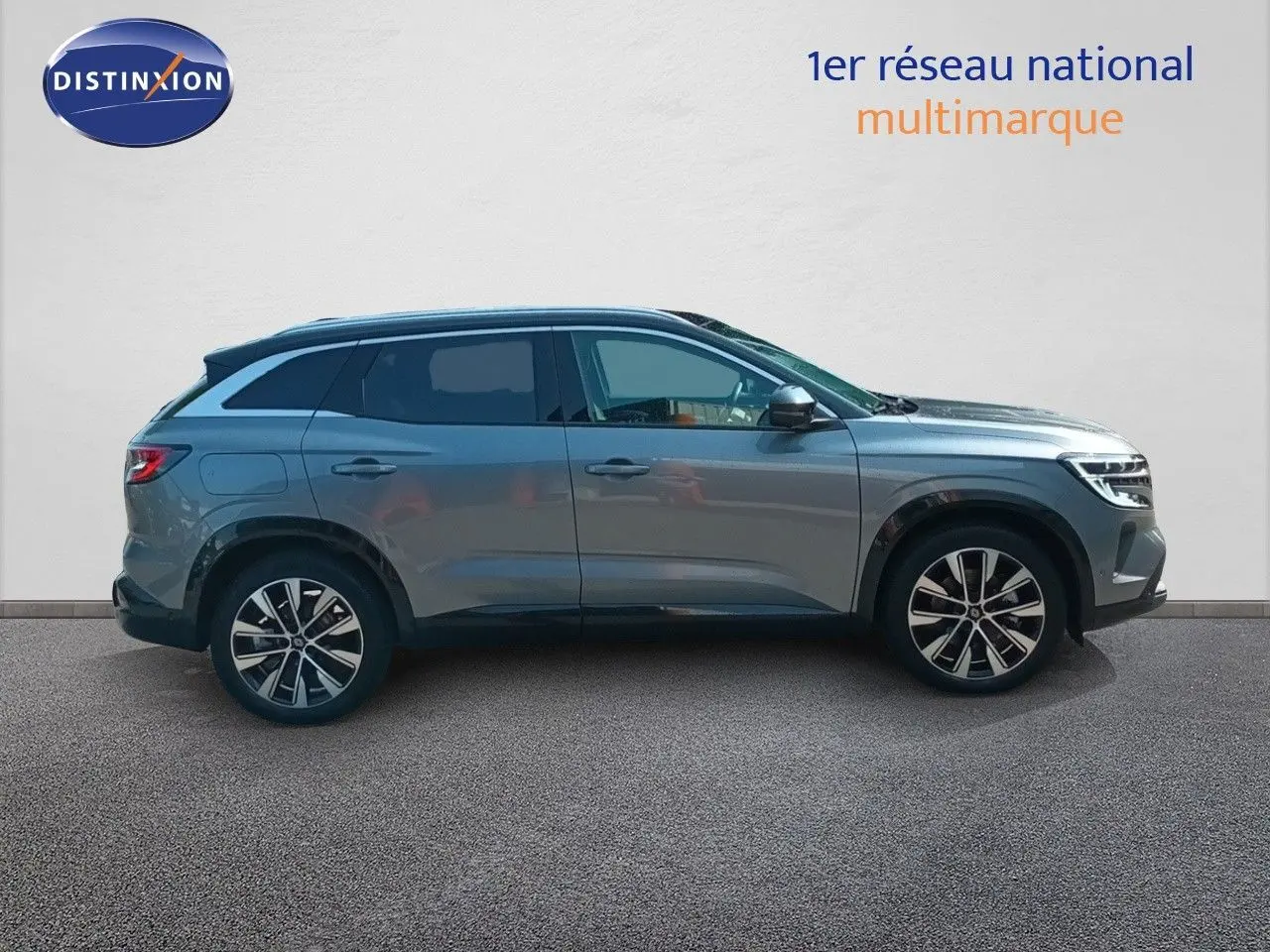 Profil droit du Renault Austral 2025 gris schiste métallisé avec jantes alliage bicolores et vitres teintées.