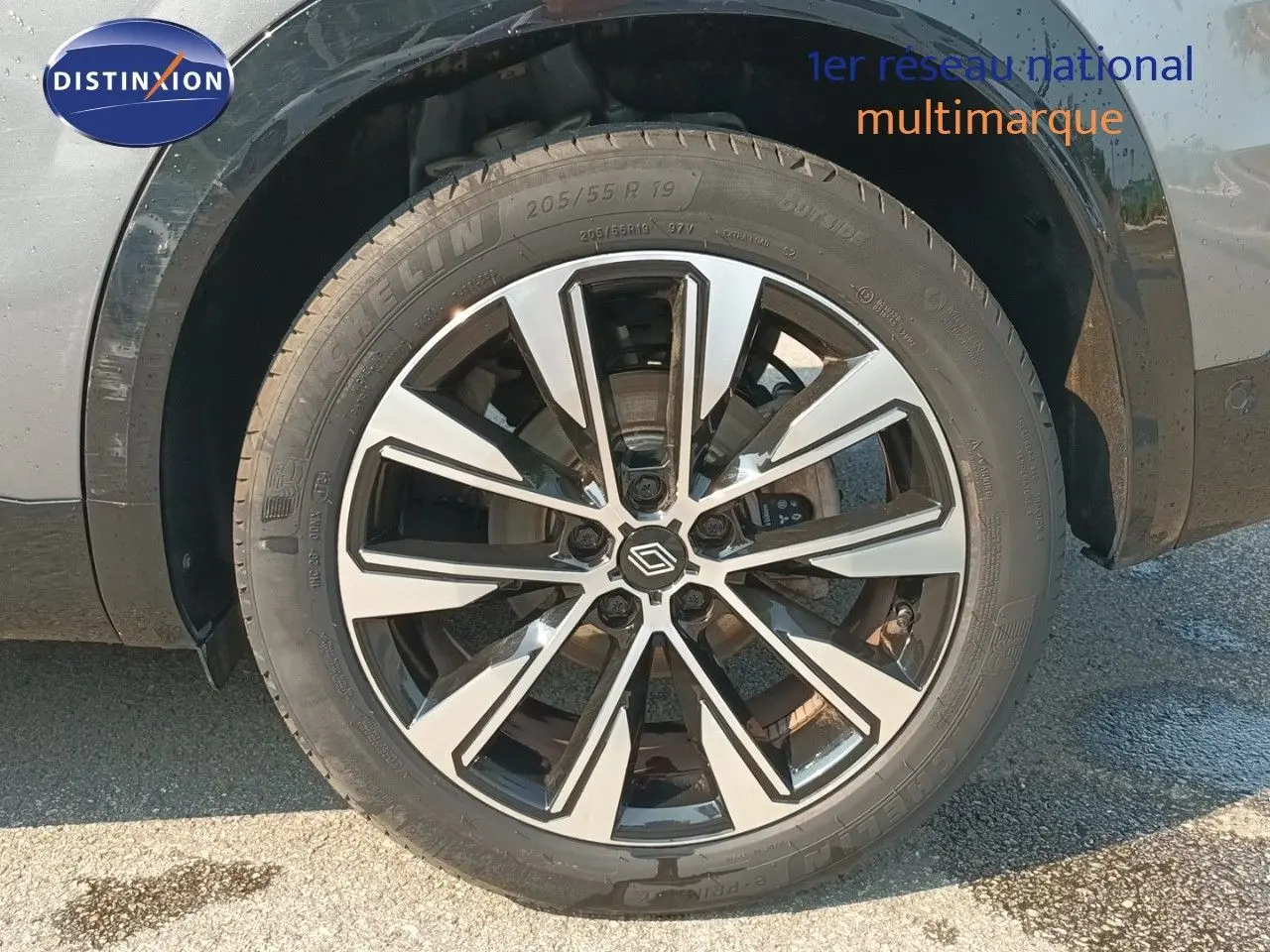 Gros plan sur la roue avant droite du Renault Austral gris schiste métal avec jante alliage bicolore moderne.