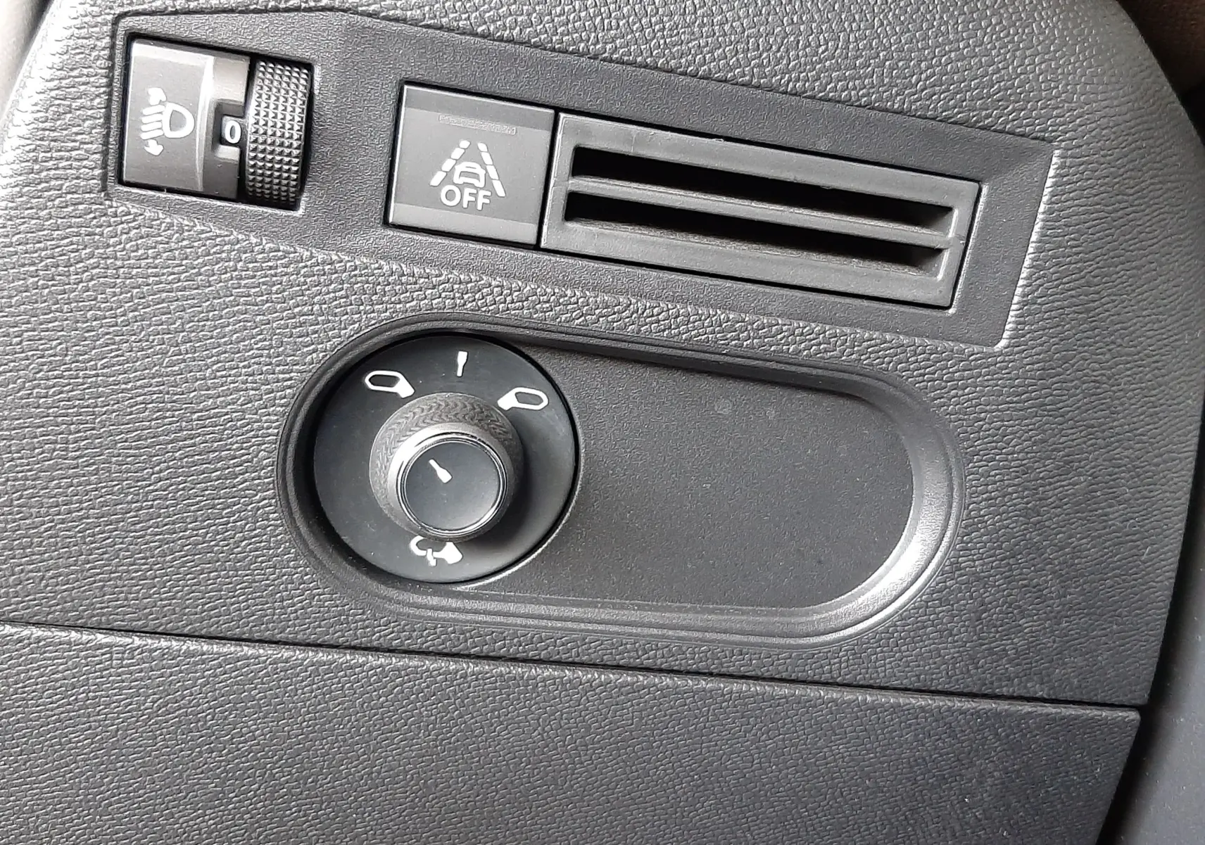 Détail intérieur du tableau de bord gris foncé du DS3 Crossback 2020 avec commandes d'éclairage et ventilation.