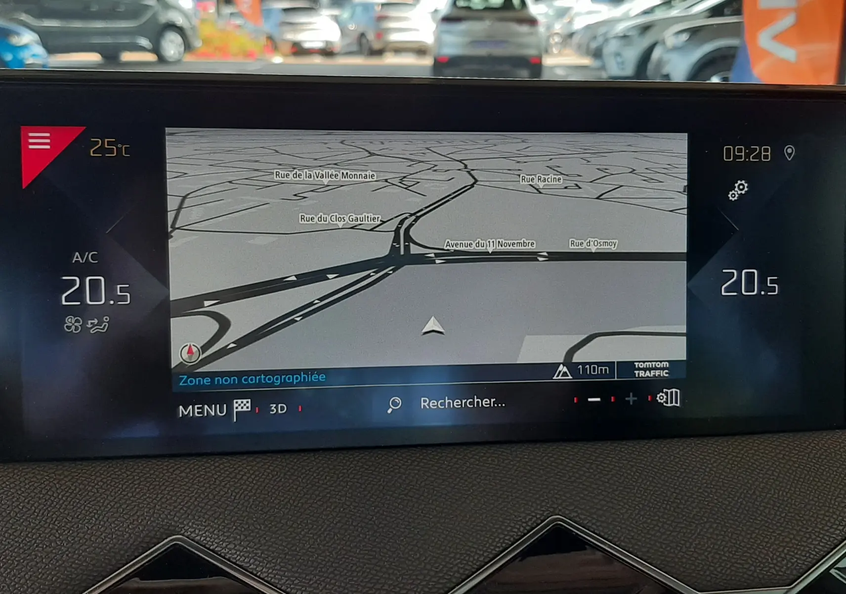 Écran tactile du système de navigation et climatisation de la DS3 Crossback gris platinium, vue intérieure centrale.