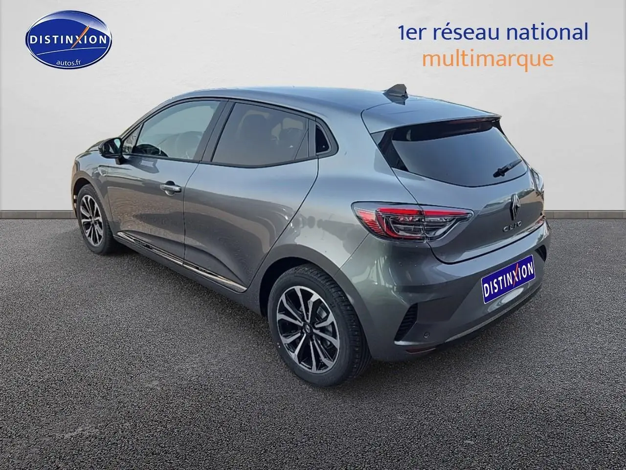 Renault Clio V gris schiste vue 3/4 arrière droit avec jantes alu et vitres arrière surteintées