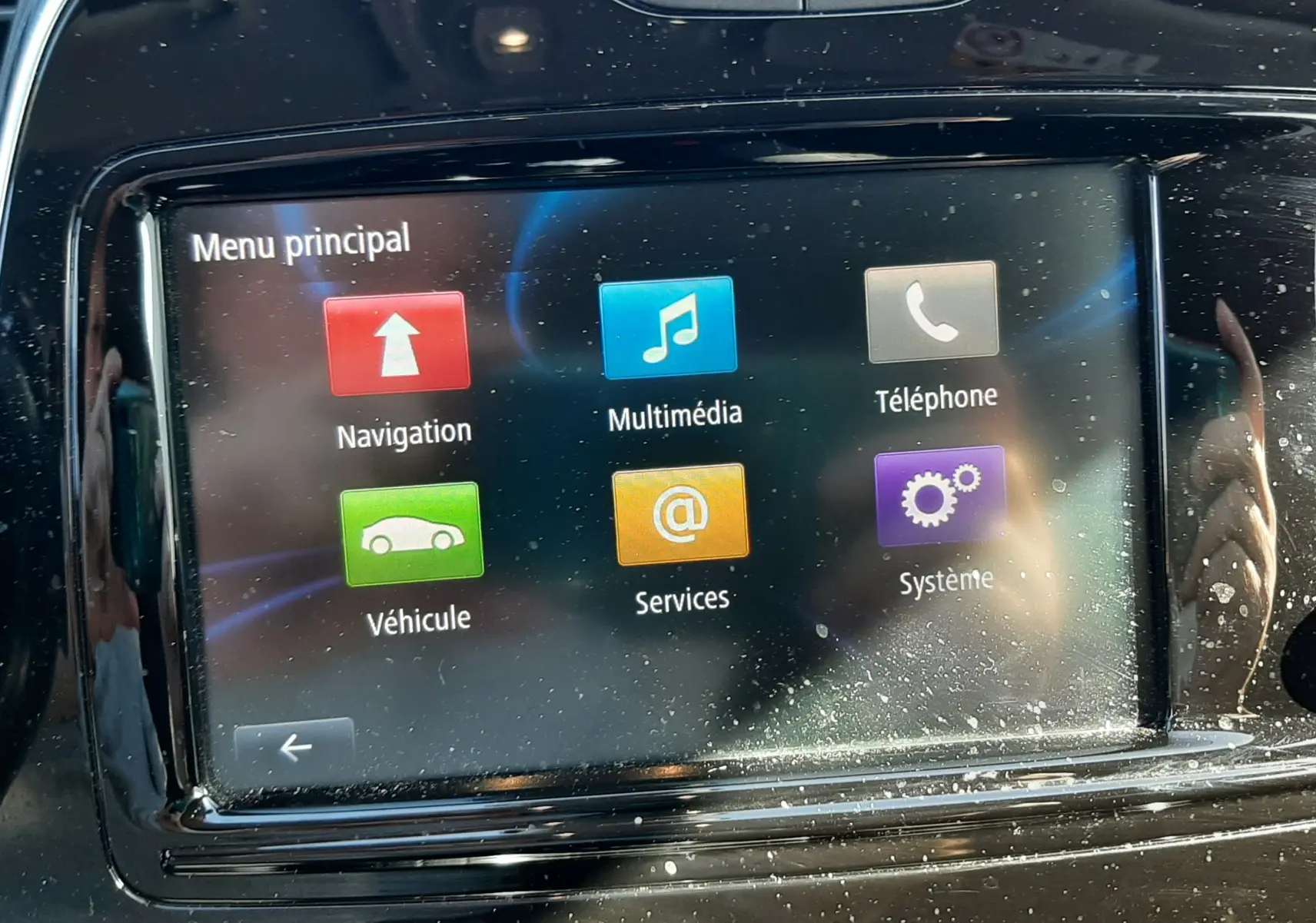 Écran tactile central affichant le menu principal du Renault Captur 2018, finition Intens, intérieur noir.
