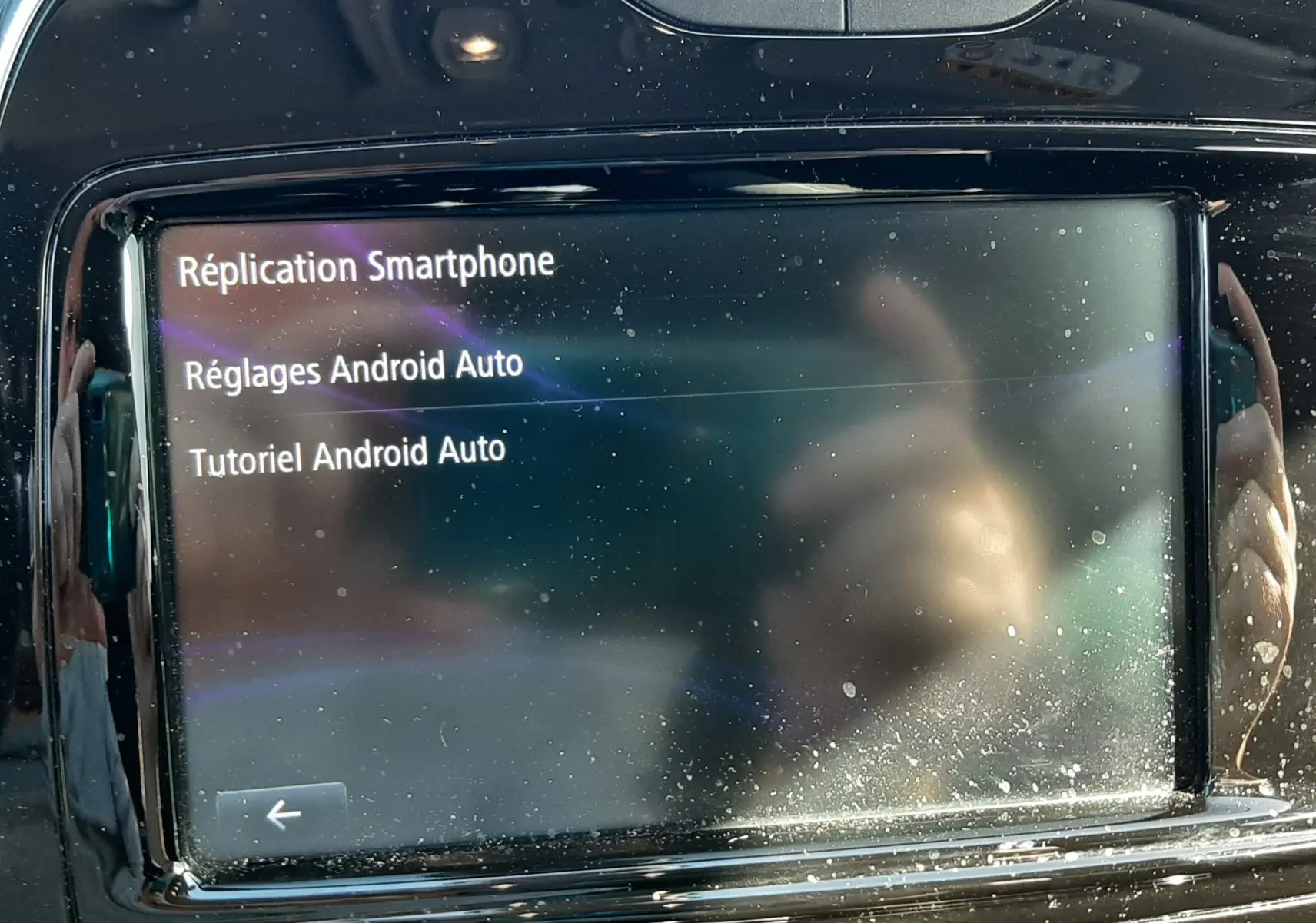 Écran tactile central du tableau de bord du Renault Captur 2018 affichant les options Android Auto.
